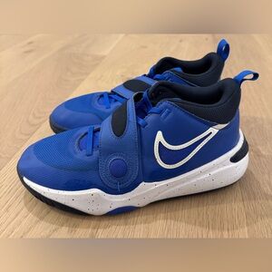 Nike Kids' Team Hustle D11 Basketball Shoes - Size 7Y